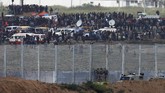 Meski diklaim aksi damai, ternyata unjuk rasa itu berubah ricuh setelah Israel menembaki massa. (REUTERS/Amir Cohen)