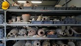 Barang-barang dari zaman Pompeii yang ditemukan di setiap penggalian, dikumpulkan dengan hati-hati untuk direstorasi ulang. (REUTERS/Ciro De Luca)