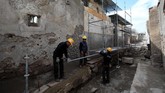 Para arkeolog bekerja dengan amat berhati-hati menggali situs kuno Pompeii. (REUTERS/Ciro De Luca)