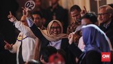 Para pendukung calon presiden nomor 01 dan calon presiden nomor 02 saat debat keempat pemilihan presiden (Pilpres) 2019 yang berlangsung di Hotel Shangri-La, Jakarta, 30 Maret 2019. Debat keempat capres kali ini membahas tema ideologi, pemerintahan, pertahanan dan keamanan, serta hubungan internasional. CNN Indonesia/Adhi Wicaksono