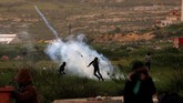 Sedangkan 59 warga Palestina lainnya cedera. Tercatat 13 di antaranya luka terkena tembakan langsung pasukan Israel. (REUTERS/Mohamad Torokman)
