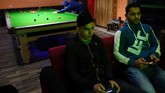 Warga lokal bermain gim komputer dan biliar di The Colompy Pool Hall di Gaza. (REUTERS/Dylan Martinez)