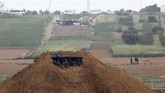 Israel mengerahkan pasukan infantri dibantu kendaraan lapis baja untuk mengantisipasi demo warga Palestina. Sejumlah kendaraan lapis baja disebar di wilayah perbatasan. (REUTERS/ Amir Cohen)