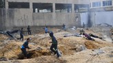 Anak-anak kecil di Gaza punya permainan bernama 'Arab dan Yahudi', di mana mereka membakar kardus-kardus untuk membentuk parit dan saling melempar bola pasir sebagai peluru. (REUTERS/Dylan Martinez)