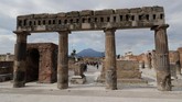 Masih banyak puing yang menjadi sisa nyata keindahan Gunung Pompeii di Italia yang meletus ribuan tahun lalu. (REUTERS/Ciro De Luca)