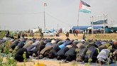 Para pengunjuk rasa menuntut berakhirnya blokade keamanan yang diberlakukan di Gaza oleh Israel dan Mesir. (REUTERS/Mohammed Salem)