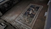 Penemuan lain berupa mosaik yang indah, menggambarkan Zeus selaku Dewa Yunani. (REUTERS/Ciro De Luca)