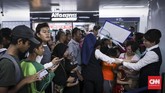 Meski matahari terik, mereka tetap menunggu di pintu masuk stasiun yang akan dibuka pukul 11.00 WIB. Karena hari ini merupakan kesempatan terakhir masyarakat dapat naik MRT secara gratis. (CNN Indonesia/Hesti Rika)