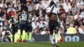 Gelandang Fulham Floyd Ayite menutup muka dengan kaus. The Cottagers yang mengalami kekalahan kedelapan secara beruntun berada di peringkat ke-19 dengan 17 poin dan kian mendekati degradasi. (Action Images via Reuters/Paul Childs)