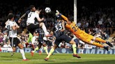 Unggul dua gol dalam waktu 11 menit, Man City berupaya mencetak gol tambahan. Upaya Nicolas Otamendi tidak berujung gol. (Action Images via Reuters/Paul Childs)