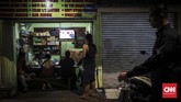 Sejumlah warga Karet Tengsin nonton bareng debat capres keempat di sebuah warung makan, Jakarta, 30 Maret 2019. Debat keempat capres kali ini membahas tema ideologi, pemerintahan, pertahanan dan keamanan, serta hubungan internasional. (CNN Indonesia/ Hesti Rika)