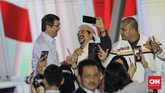 Pendukung Capres nomor urut 02 Prabowo Subianto mengikuti debat capres putaran keempat di Hotel Shangri La, Jakarta, Sabtu, 30 Maret 2019. CNNIndonesia/Adhi Wicaksono.