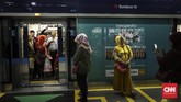 Gubernur DKI Jakarta, Anies Baswedan telah mengumumkan tarif MRT Rp10.000 per 10 kilometer. (CNN Indonesia/Hesti Rika)