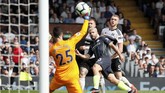 Sergio Aguero mencetak gol pada menit ke-11 dan mengubah kedudukan menjadi 2-0. (REUTERS/David Klein)