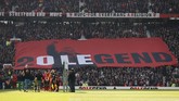 Fan Manchester United membentangkan spanduk Ole Gunnar Solskjaer jelang pertandingan melawan Watford. Solskjaer menjalani laga pertama setelah dipastikan menjadi manajer tetap di Man United. (Action Images via Reuters/Jason Cairnduff)