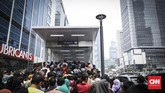 Masyarakat berbondong-bondong mengantre di depan pintu masuk Stasiun MRT Jakarta di Bundaran Hotel Indonesia, Jakarta Pusat, pada Minggu (31/3). (CNN Indonesia/Hesti Rika)