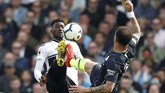 Gelandang Fulham Andre-Frank Zambo Anguissa berebut bola dengan full back Manchester City Kyle Walker. Fulham butuh poin untuk keluar dari zona degradasi, Man City perlu tambahan angka untuk mempertahankan gelar juara. (REUTERS/David Klein)