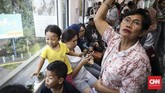 PT MRT Jakarta juga telah merilis aplikasi MRT-J yang bisa di-install pada sistem operasi Android maupun iOS. Pengguna aplikasi dapat mengetahui waktu tempuh antarstasiun dan gerai-gerai yang terdapat di setiap stasiun. (CNN Indonesia/Hesti Rika)