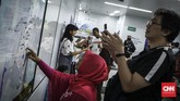 Terhitung mulai 1 April 2019, masyarakat yang akan menggunakan layanan MRT Jakarta akan dikenakan biaya perjalanan. (CNN Indonesia/Hesti Rika)