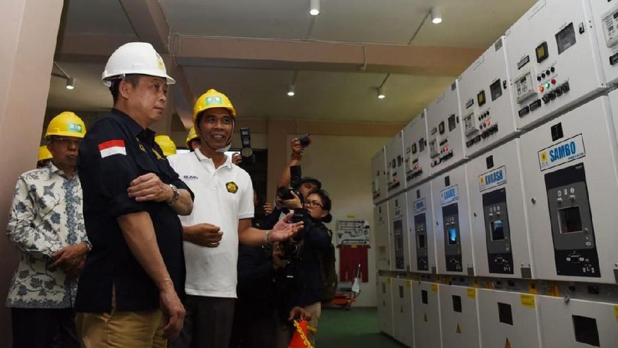 Menteri Energi dan Sumber Daya Mineral (ESDM) Ignasius Jonan juga meresmikan proyek infrastruktur kelistrikan.