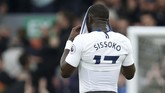 Moussa Sissoko menunjukkan kekecewaan berat setelah membuang peluang emas. Situasi akan jauh berbeda jika Sissoko berhasil membawa Spurs kembali unggul. (REUTERS/Andrew Yates)