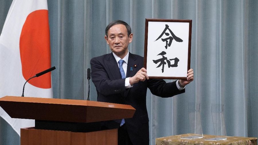Japan’s Chief Cabinet Secretary Yoshihide Suga unveils the name of new era “Reiwa” at the prime minister’s office in Tokyo, Monday, April 1, 2019. Japan says next emperor Naruhito’s era name is Reiwa, effective May 1 when he takes the throne from his father.(AP Photo/Eugene Hoshiko)