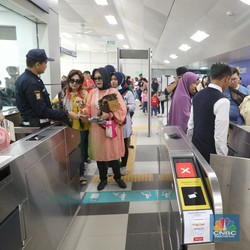 Tarif Normal Berlaku, MRT Jakarta Dibanjiri Penumpang