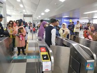 Tarif Normal Berlaku, MRT Jakarta Dibanjiri Penumpang