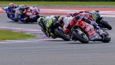 Andrea Dovizioso yang sukses menjuarai MotoGP Qatar tak mau kalah dengan Rossi. Duel sengit kedua tim berlanjut hingga lap terakhir MotoGP Argentina 2019. (REUTERS/Rafael Marrodan)