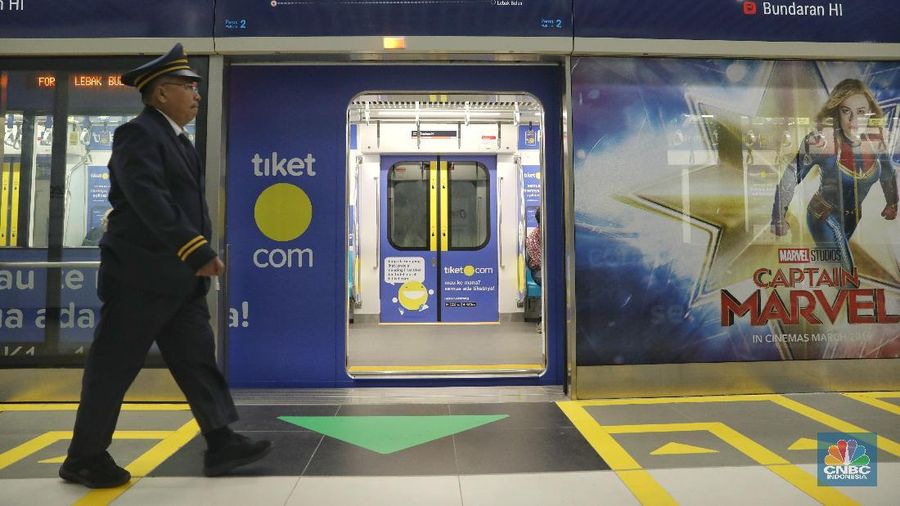 Penumpang MRT Jakarta (CNBC Indonesia/Andrean Kristianto)