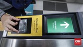 Beberapa mesin pemindai kartu elektronik mengalami kerusakan yang mengakibatkan terganggunya mobilitas penumpang. (CNNIndonesia/Safir Makki).