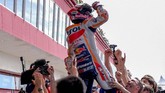 Marc Marquez diarak-arak oleh rekan setimnya di Repsol Honda usai menjuarai MotoGP Argentina 2019. (REUTERS/Rafael Marrodan)