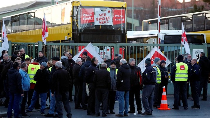 Bus-bus terparkir saat pemogokan karyawan dari layanan transportasi kota Berlin BVG (Berliner Verkehrsbetriebe) di sebuah depot bus di distrik Pernikahan di Berlin, Jerman, 1 April 2019. REUTERS / Fabrizio Bensch REFILE - CORRECTING TYPO Buses are pictured during a strike of employees of Berlin's municipal transport service BVG (Berliner Verkehrsbetriebe) in a bus depot at Wedding district in Berlin, Germany, April 1, 2019. REUTERS/Fabrizio Bensch