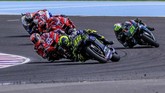 Duel sengit Valentino Rossi vs Andrea Dovizioso sudah terlihat sejak awal balapan. Rossi yang memulai balapan di posisi keempat sempat melesat ke posisi kedua menggeser Dovizioso. (REUTERS/Rafael Marrodan)
