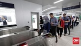 PT Moda Raya Terpadu (MRT) Jakarta memberi diskon tarif perjalanan angkutan sebesar 50 persen dari tarif normal selama April 2019. (CNNIndonesia/Safir Makki).