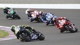 Valentino Rossi berhasil menyalip Andrea Dovizioso di tikungan ketujuh lap terakhir sekaligus mengakhiri MotoGP Argentina di posisi kedua di belakang Marc Marquez yang melesat sendirian. (AP Photo/Nicolas Aguilera)
