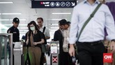 Pada 1 April 2019, layanan MRT Jakarta sudah dapat dinikmati Masyarakat mulai pukul 05.30 WIB hingga pukul 22.01 WIB. (CNNIndonesia/Safir Makki).