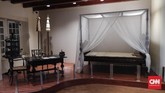 Sebuah tempat tidur dan meja kerja yang digunakan Pangeran Diponegoro saat ditahan selama 26 hari di Balai Kota Batavia yang dikenal saat ini sebagai Museum Sejarah, Jakarta, Senin, 1 April 2019. Pameran ini merupakan bagian dari Pameran 400 tahun Jakarta Kosmopolitan. (CNNIndonesia/Safir Makki)