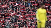 Gol bunuh diri Toby Alderweireld disambut sukacita pemain Liverpool dan publik Anfield. Mohamed Salah jadi sosok yang dielu-elukan suporter. (Reuters/Paul Childs)