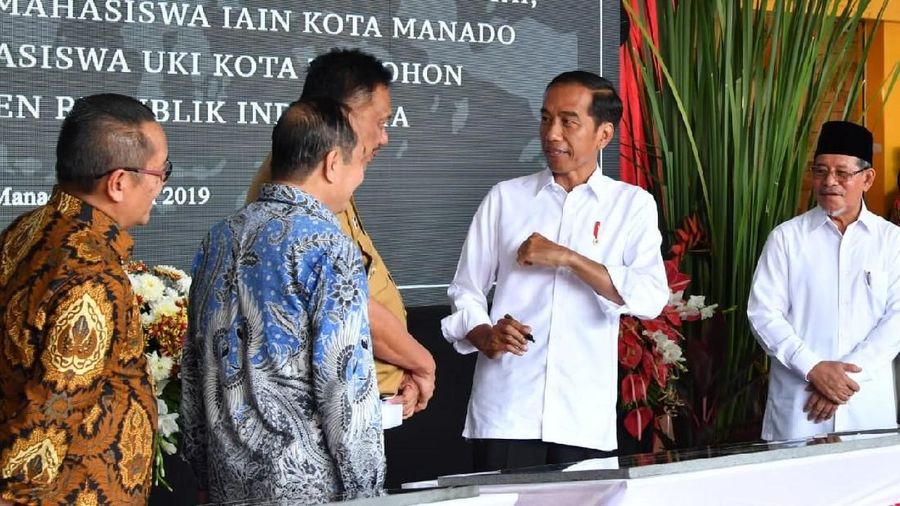 Jokowi melempar janji akan memberikan dana operasional bagi kepala desa sebagai bentuk apresiasi atas kinerjanya dalam membangun desa.
