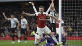 Pada menit ke-13 Aaron Ramsey membuat bola masuk ke gawang dengan memanfaatkan tendangan sudut, namun dianulir wasit Anthony Taylor yang menilai ada pelanggaran dalam proses gol tersebut. (AP Photo/Kirsty Wigglesworth)
