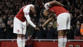 Alexandre Lacazette (kiri) melakukan selebrasi gol bersama Pierre-Emerick Aubameyang yang menjadi pengirim assist atas gol kedua Arsenal. (AP Photo/Kirsty Wigglesworth)