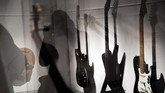 Berbagai bentuk dan jenis gitar listrik dipamerkan dalam 'Play It Loud: Instruments of Rock & Roll'. (AP Photo/Seth Wenig)