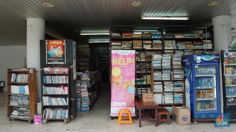 Mari sedikit bernostalgia di pusat toko buku bekas di Jakarta.