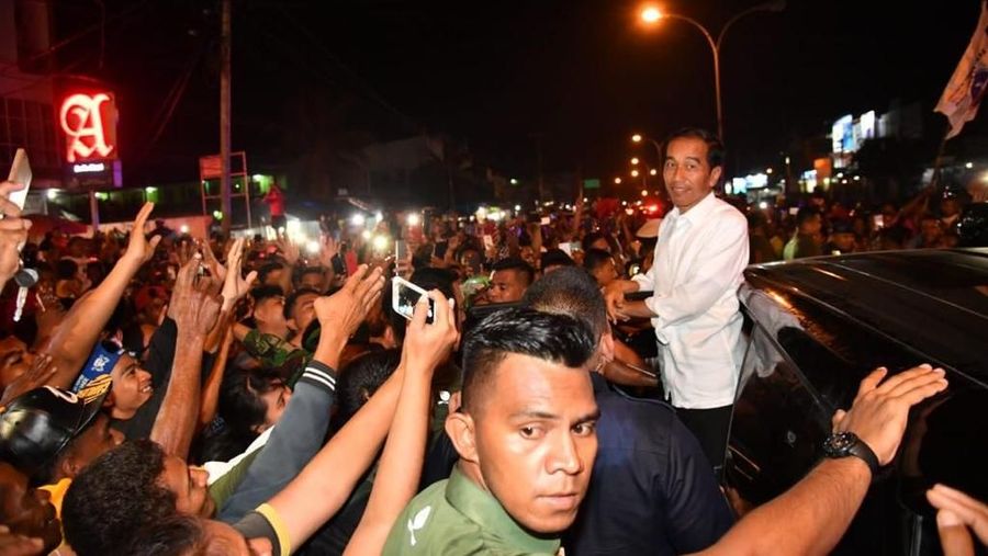 Jokowi memerlukan waktu hampir 90 menit untuk sampai di Hotel Sultan Raja.