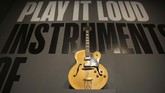Gitar satu ini biasa dimainkan oleh pionir musik rock an roll, Chuck Berry. Ia meninggal pada Maret 2017. (AP Photo/Seth Wenig)