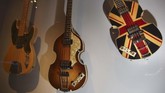 Begitu banyak cerita dan rahasia di balik berbagai instrumen musik yang terpajang dalam eksebisi 'Play It Loud: Instruments of Rock & Roll' di New York. (AP Photo/Seth Wenig)