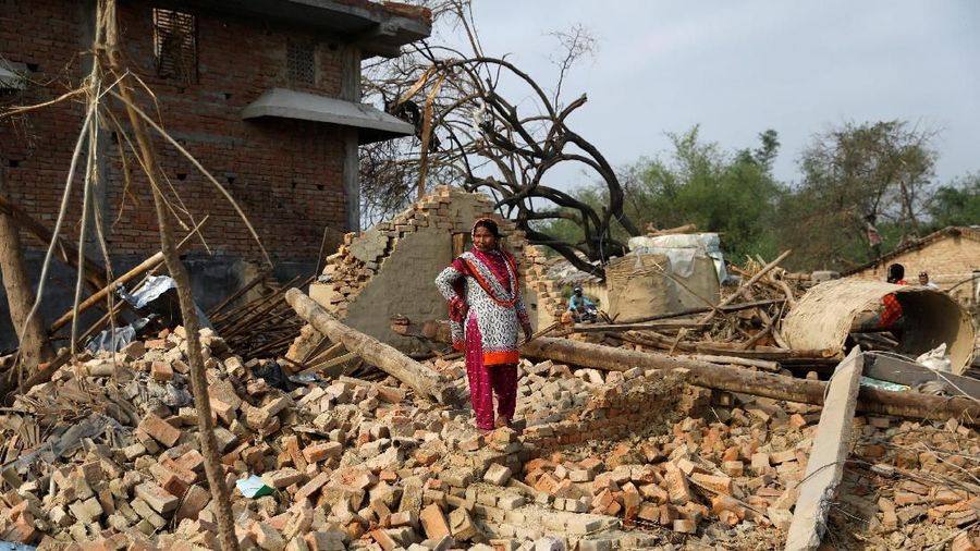 Badai hujan melanda desa-desa di daerah pertanian di Nepal selatan pada hari Minggu