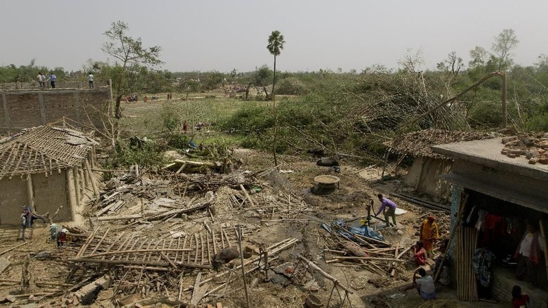 Badai hujan melanda desa-desa di daerah pertanian di Nepal selatan pada hari Minggu