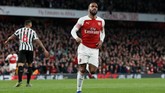 Alexandre Lacazette mencetak gol dengan melambungkan bola melewati jangkauan Martin Dubravka pada menit ke-83. (REUTERS/David Klein).